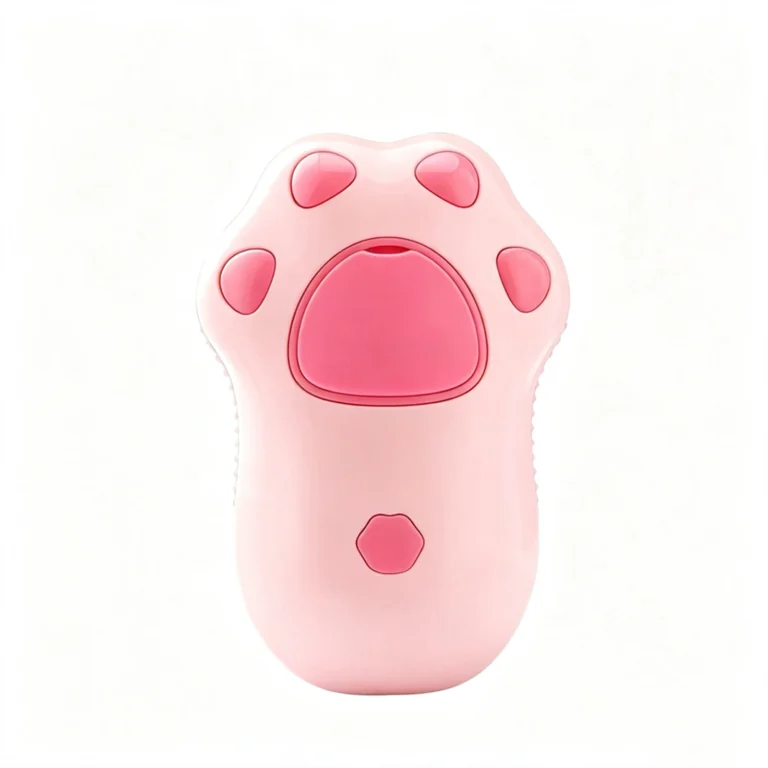 Paw shaped pet spray comb with integrated reservoir